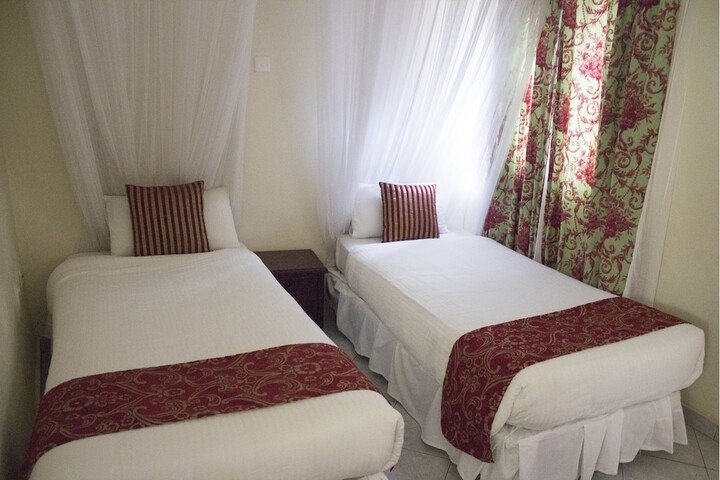 Room 8 of 33