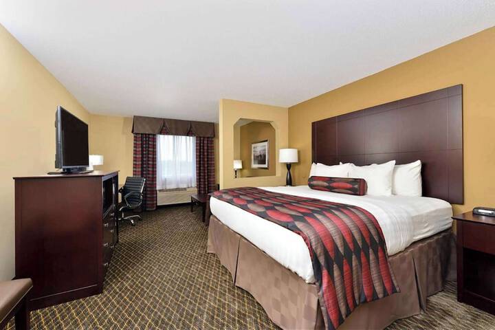 1 King Bed (5 of 7)