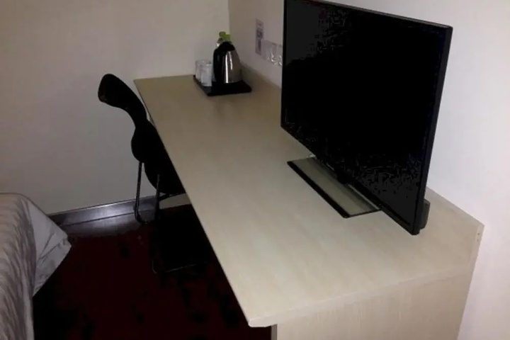 Room 5 of 8