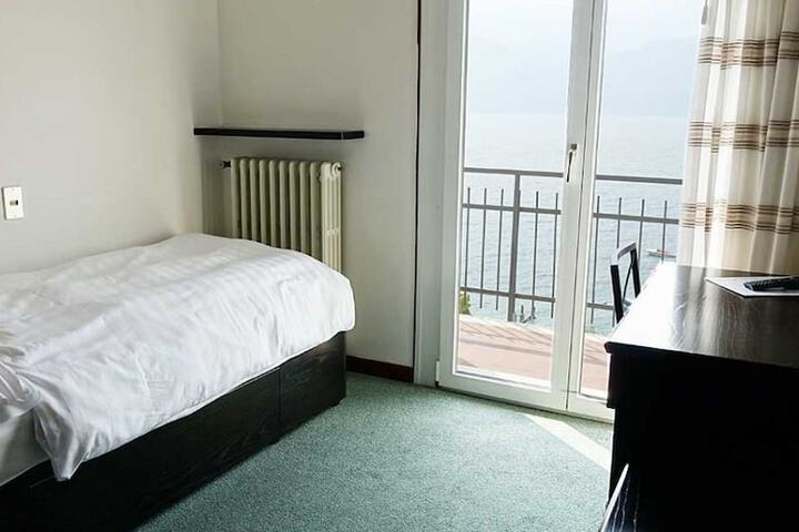 Room 5 of 32