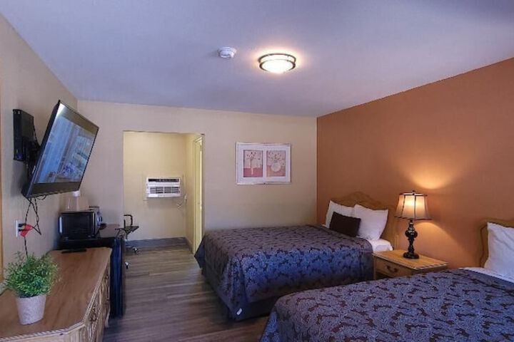 2 Double Beds Private Bathroom (1 of 9)