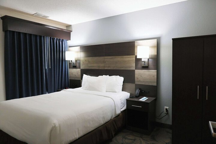 1 Queen Bed Efficiency Suite (42 of 54)
