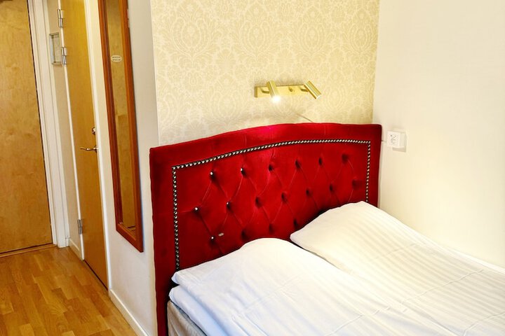 Room 46 of 212