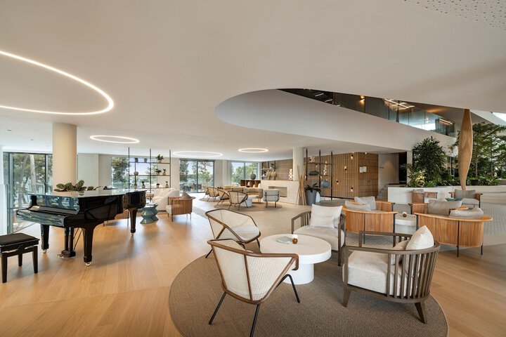 Lounge 105 of 118