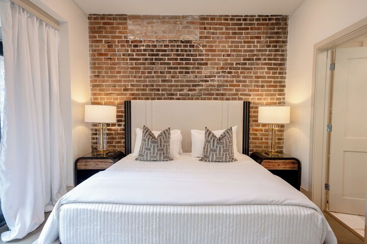 Room 83 of 371
