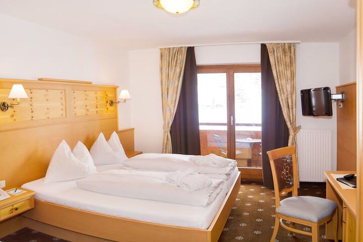 Room 4 of 60