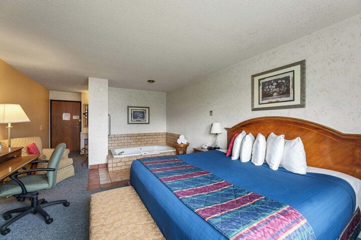 Executive Suite (3 of 8)