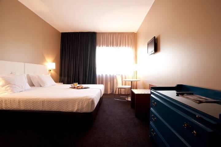 Room 4 of 40