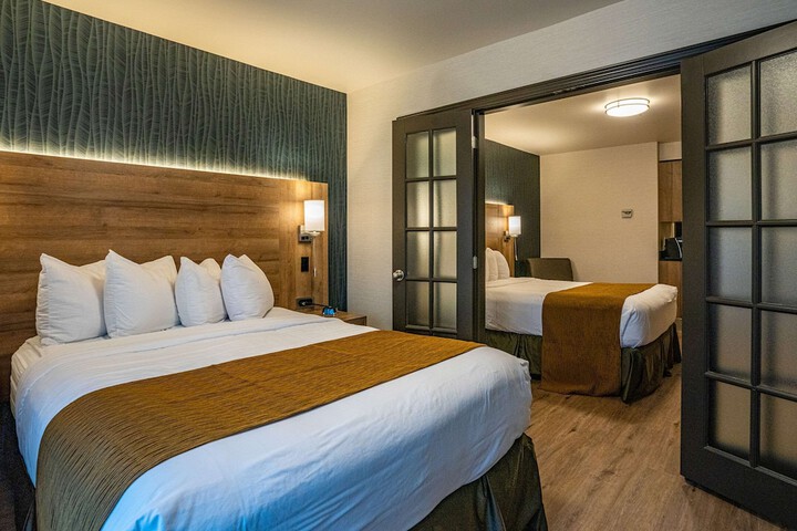 2 Queen Beds Suite (11 of 13)