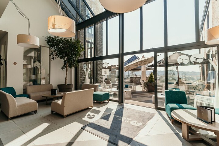 Lounge 50 of 74