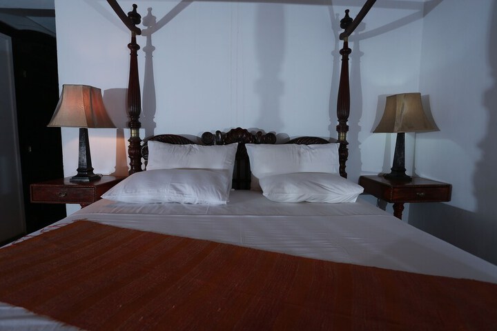 Room 6 of 33