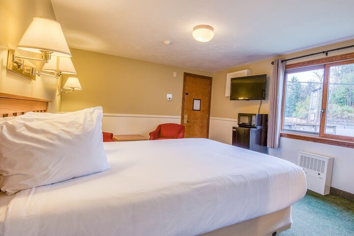 Slope Queen Bed with View (82 of 100)