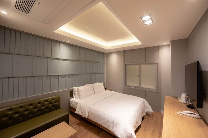 Room 4 of 28