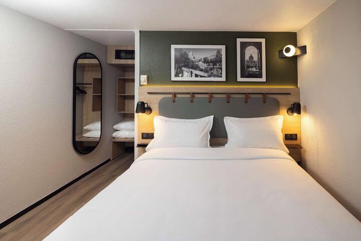 Room 6 of 42