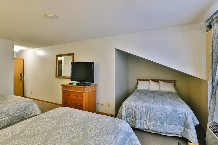 Comfort 2 Queen Beds (1 of 16)