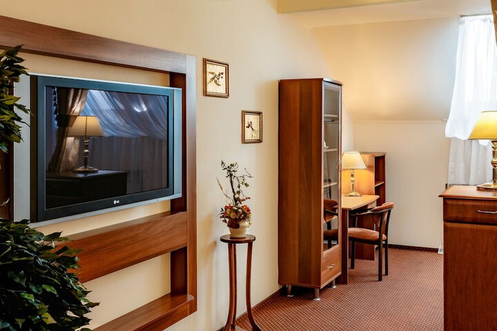 Room 8 of 32