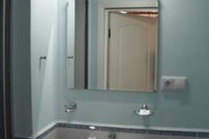 Room 6 of 103