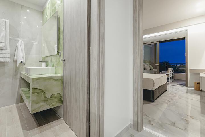 Room 32 of 48