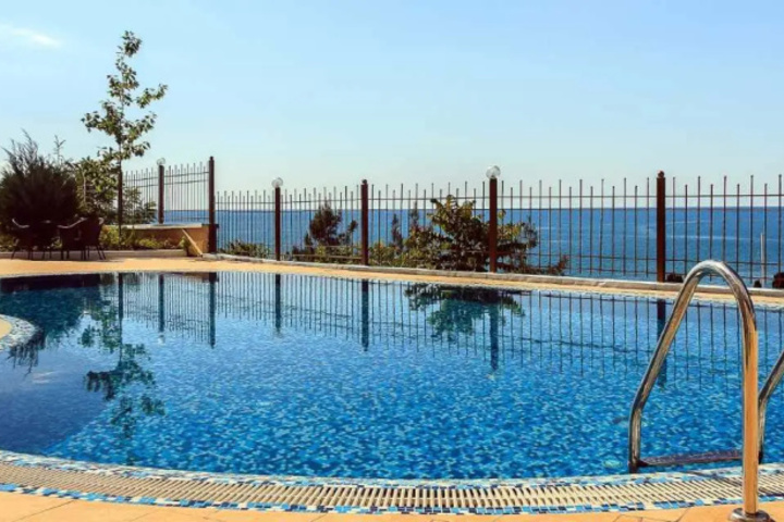 Pool 4 of 6