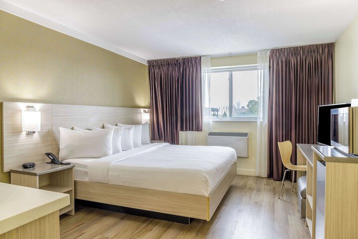 1 King Bed (10 of 12)