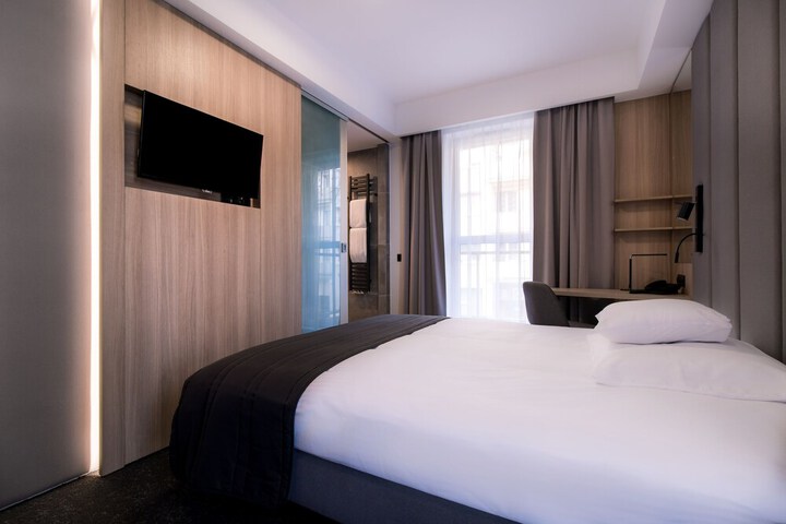 Room 9 of 38