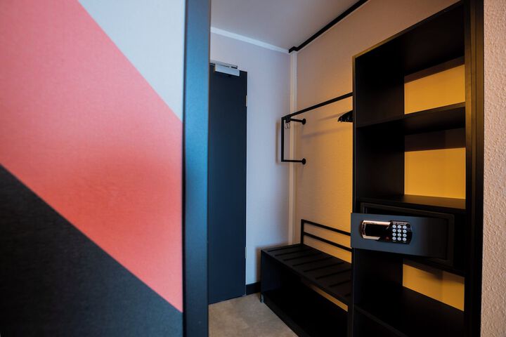 Room 15 of 110