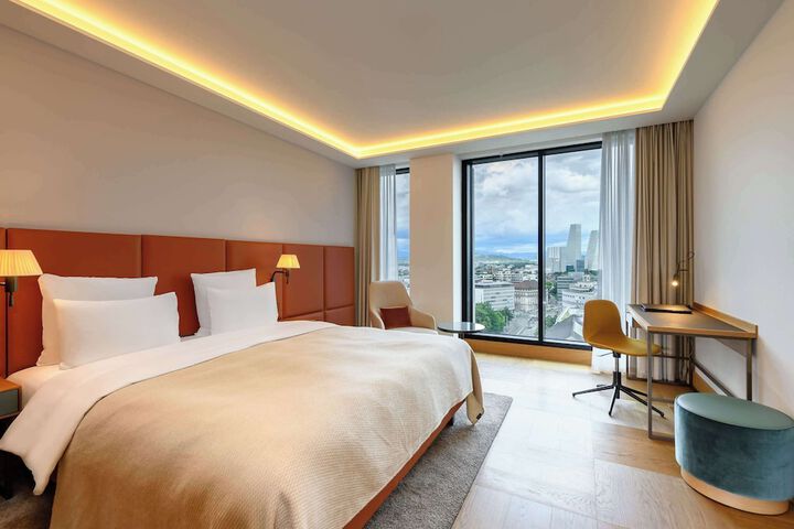 Room 9 of 42