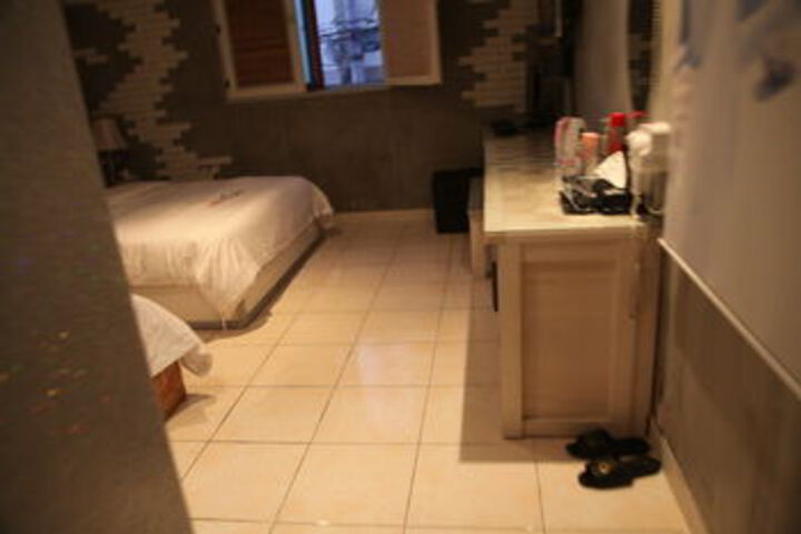 Room 33 of 68