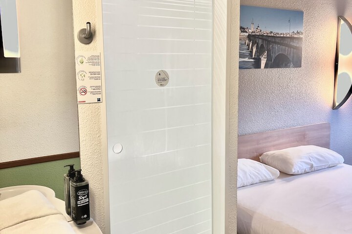 Room 27 of 49