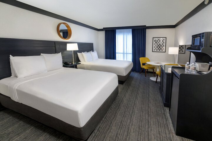 2 Queen Beds (7 of 9)