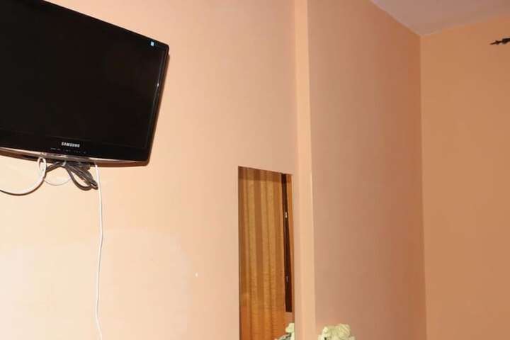 Room 5 of 8