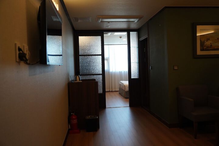 Room 13 of 21