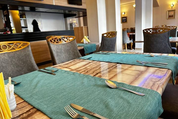 Dining 8 of 15