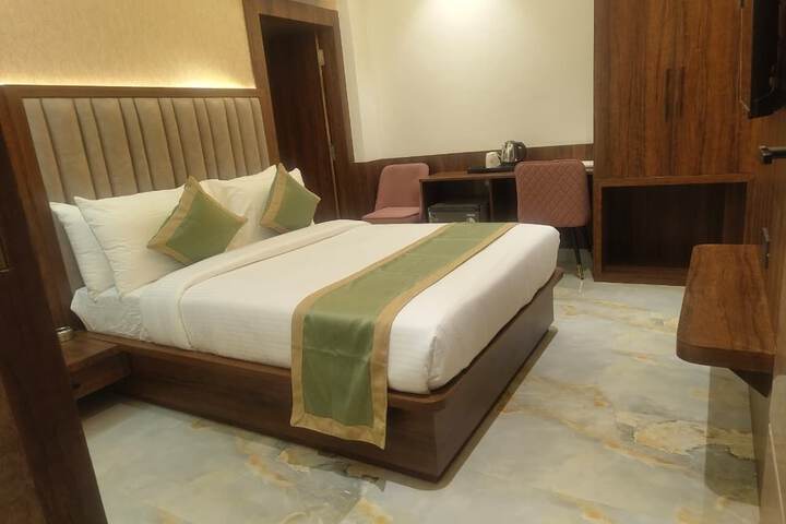 Room 5 of 15