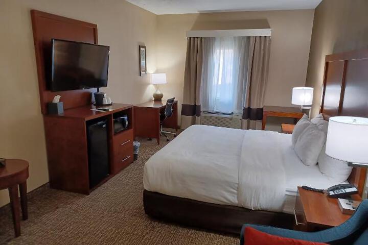 1 King Bed Deluxe Room (1 of 17)