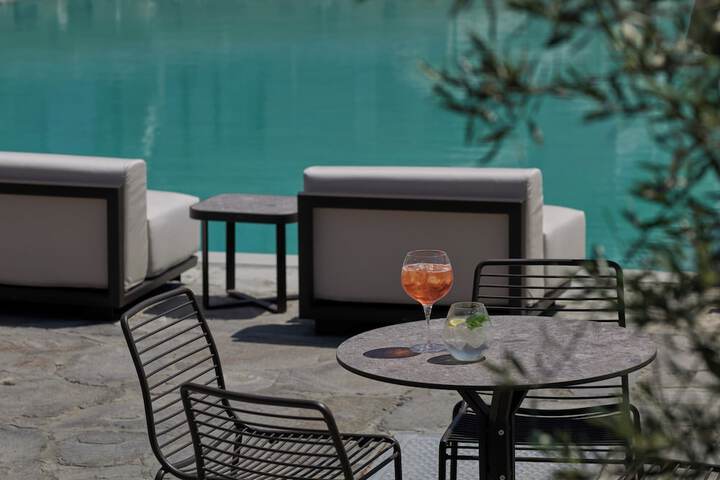 Lounge 87 of 128