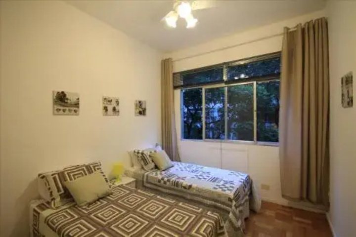Room 6 of 12