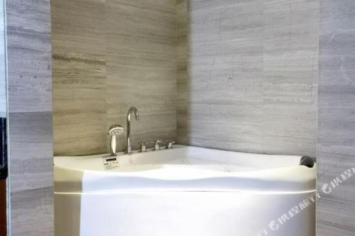 Ease Life Hotel (Neijiang Daqian Park)