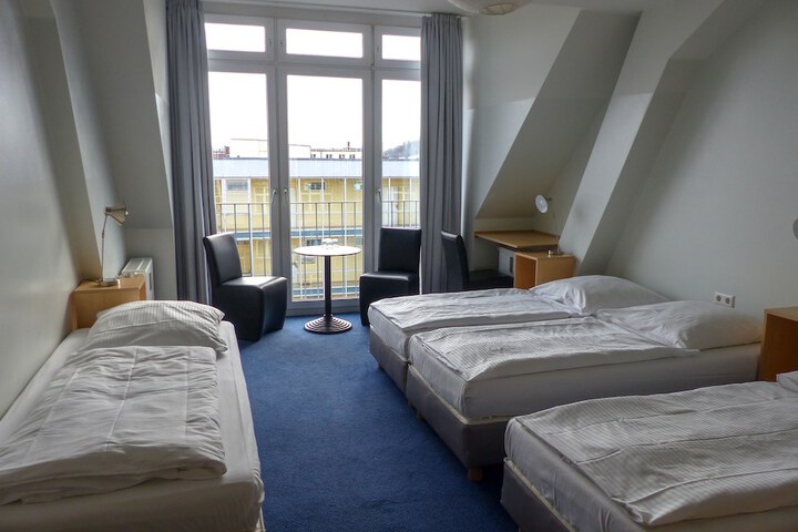 Room 27 of 86