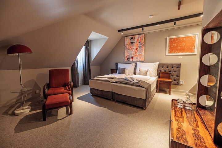 Room 43 of 103