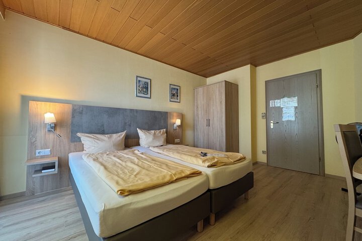 Room 16 of 27