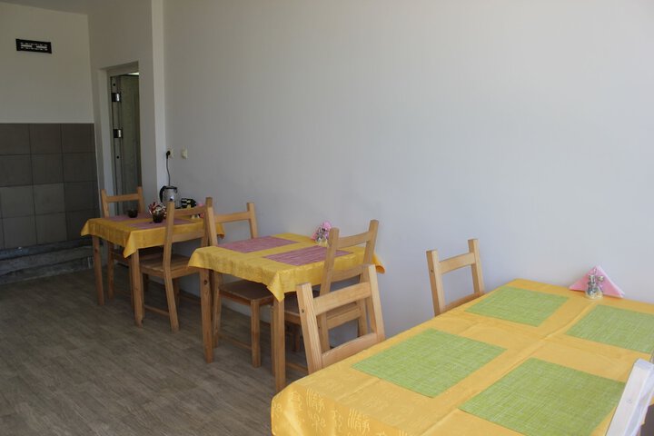 Dining 4 of 8