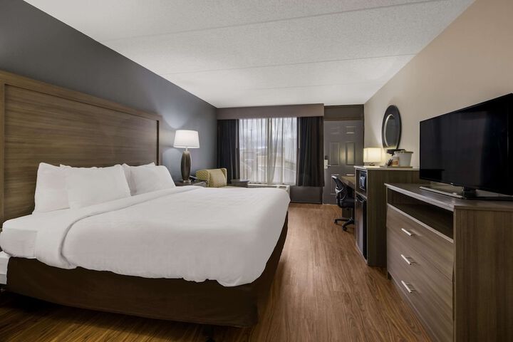 1 King Bed (1 of 8)