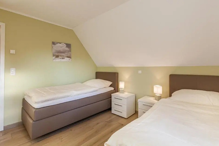 Room 5 of 16