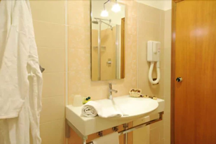 Room 15 of 16