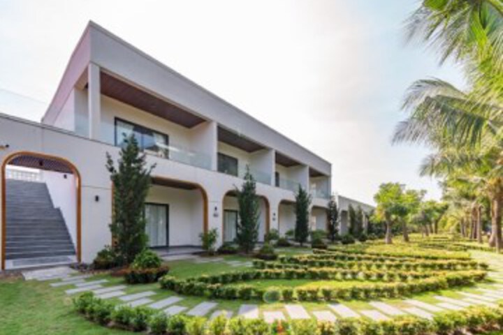 Hotel Exterior 68 of 71