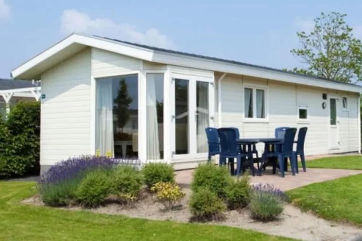 Cozy Chalet With a Combination Microwave in Breskens