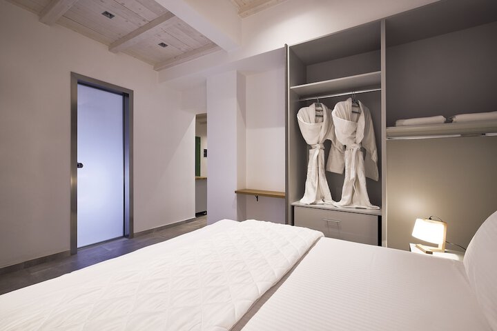 Room 45 of 102