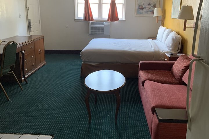 1 King Bed (2 of 13)