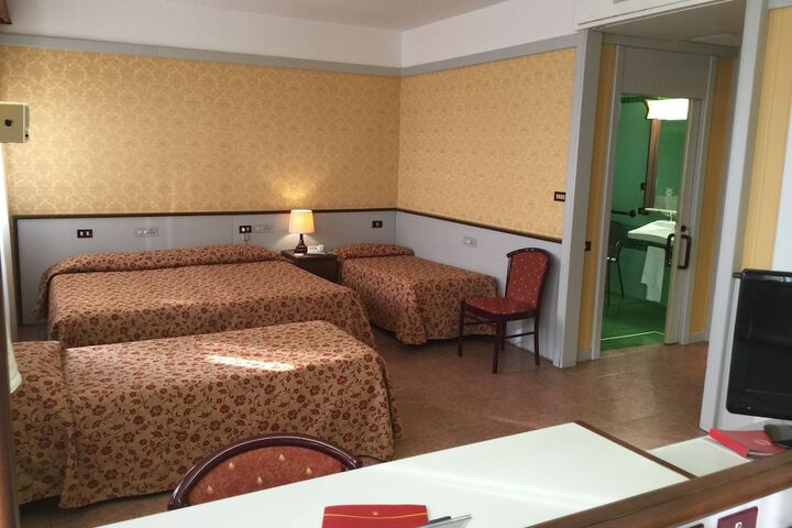 Room 8 of 130
